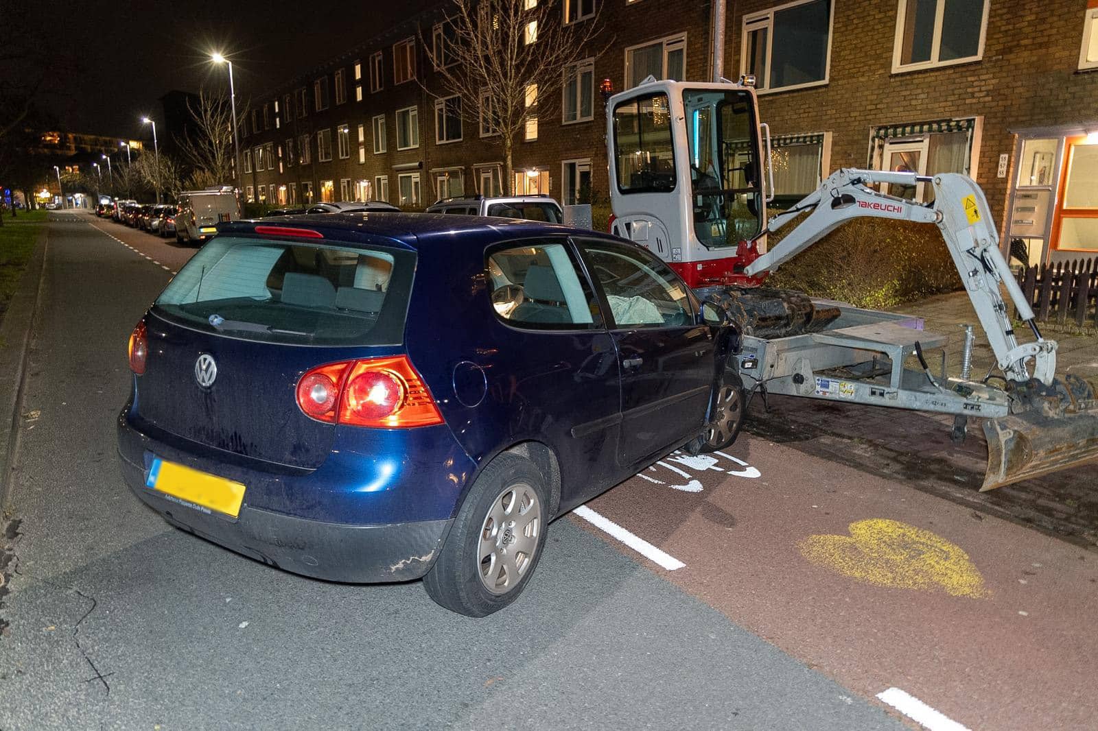 Man rijdt met auto tegen geparkeerde graafmachine
