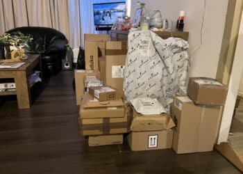 De Pakkettenman van Schalkwijk: Delano runt een druk pakketpunt vanuit huis