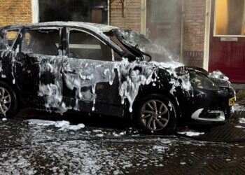 Auto in vlammen op in Noord, mogelijk aangestoken
