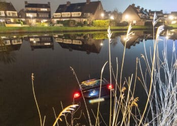 Auto rolt Ringvaart in Heemstede in na vergeten handrem