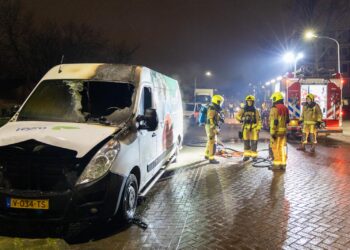 Politie zet ME in bij autobrand op nieuwjaarsnacht in Haarlem