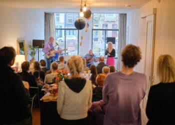 Huiskamers worden intieme podia: zondag kun je weer gluren bij de buren
