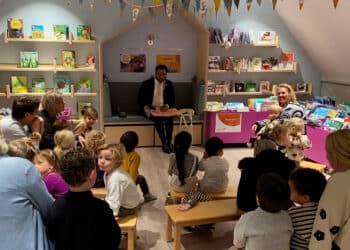Burgemeester Binnendijk trapt Voorleesdagen af in Heemstede: ‘Heel belangrijk’