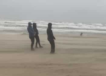 Geen nieuwjaarsduik maar uitwaaien op het strand: ‘Nogal winderig’