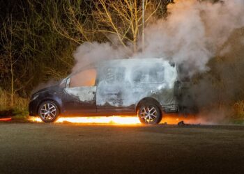 Bestelbus uitgebrand op parkeerplaats in Overveen, politie zoekt getuigen