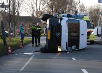 Bestelbus raakt lantaarnpaal en kantelt op Oudeweg in Haarlem
