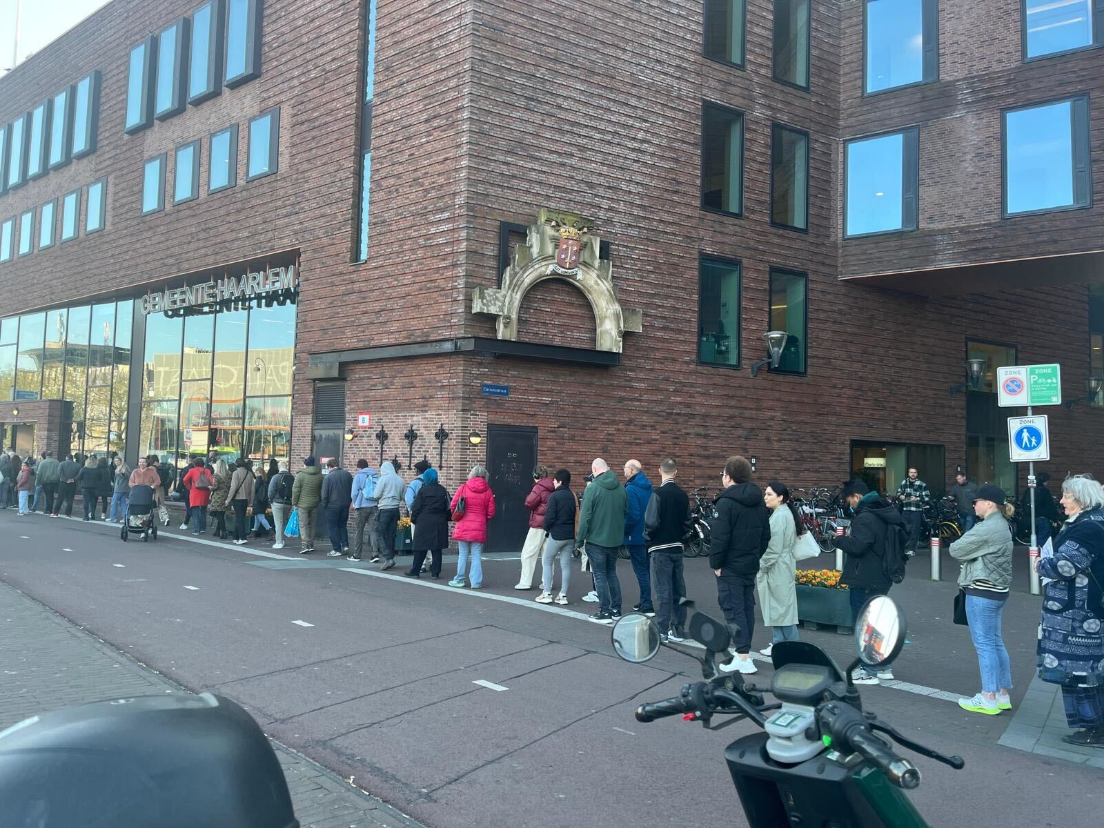 Lange wachtrijen bij publiekshal Haarlem voor paspoortaanvragen