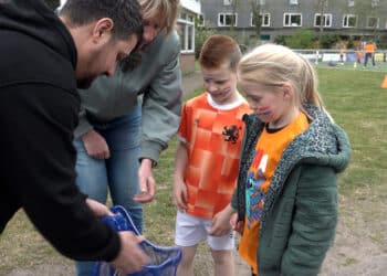 Haarlemse scholen verrast met buitenspeelgoed: ‘Niet elk kind heeft speelgoed thuis’