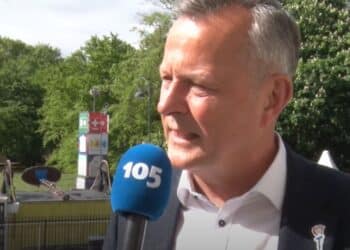 Commissaris van de Koning Arthur van Dijk op het bordes van het provinciehuis: ‘Vrijheid belangrijker dan ooit’