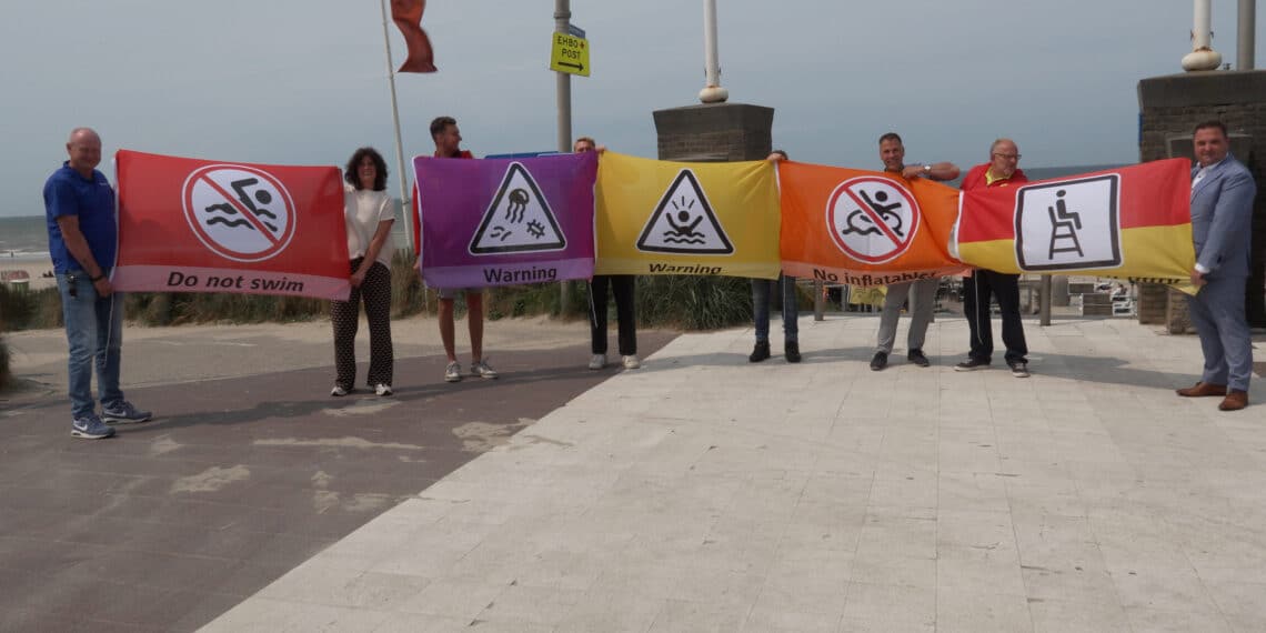Met nieuwe vlaggen klaar voor druk strandseizoen in Zandvoort