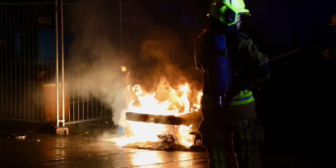 Brand verwoest dure sportwagen aan Reinaldapad