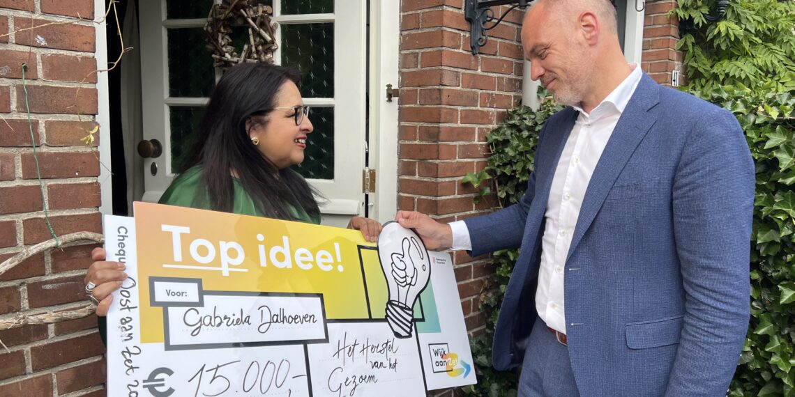 Winnaar tweede editie Oost aan Zet verrast met cheque: ‘Ik kan het niet geloven’