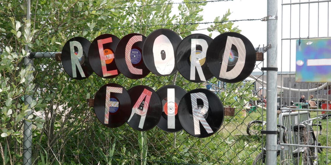 Cratediggers op jacht: drukbezochte platenbeurs op Tweede Pinksterdag in Haarlem