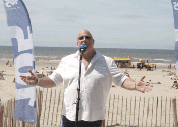 105 Aan Zee: zanger Bernardo treedt live op in Zandvoort aan Zee