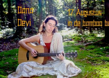 Dana Devi treedt op in de Bamboobar van Tuinvereniging Eigen Tuin