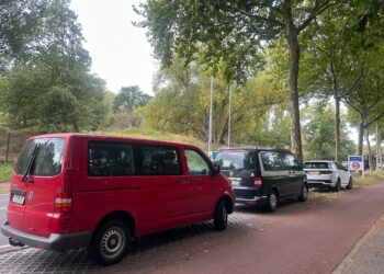 Gevolgen parkeerbeleid Zandvoort merkbaar in Bentveld: ‘Parkeeroverlast door toeristen enorm’