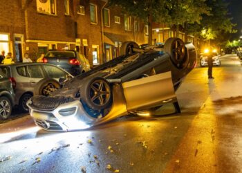 Auto over de kop geslagen na botsing in Slachthuisstraat