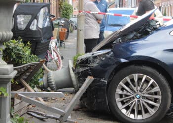 Auto knalt tegen voorgevel van woning in Haarlem