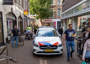 Politie zoekt verdachten na diefstal bij telecomwinkel in Haarlem