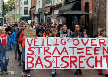 Honderden Haarlemmers lopen mars voor vrouwenrechten: ‘Heb hier geen woorden voor’