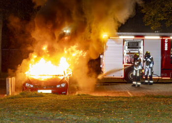 Auto zwaar beschadigd bij brand op Planetenlaan in Haarlem-Noord