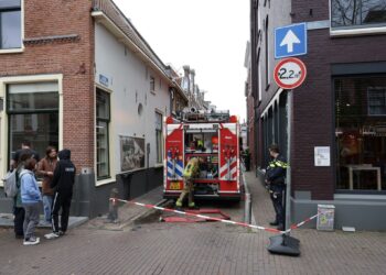 Brand in dak van woning aan Klein Heiligland in Haarlem