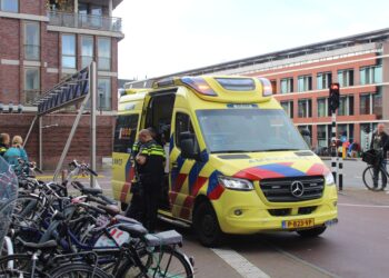Fietser moet uitwijken en wordt aangereden door auto op Zijlvest
