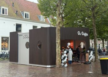 Viskraam de Dolfijn opent met vaste kiosk op Botermarkt: ‘Nieuw begin voor mijn dochter’