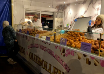 Vroege start oliebollenverkoop in Haarlem: ‘Verstand op nul en doorgaan’