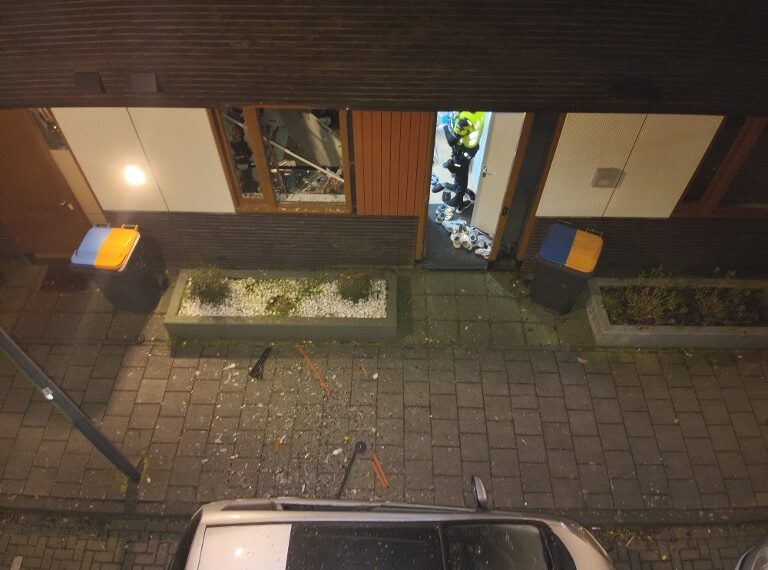 Explosie bij woning in Haarlem: twee jonge mannen gevlucht, politie zoekt getuigen en beelden