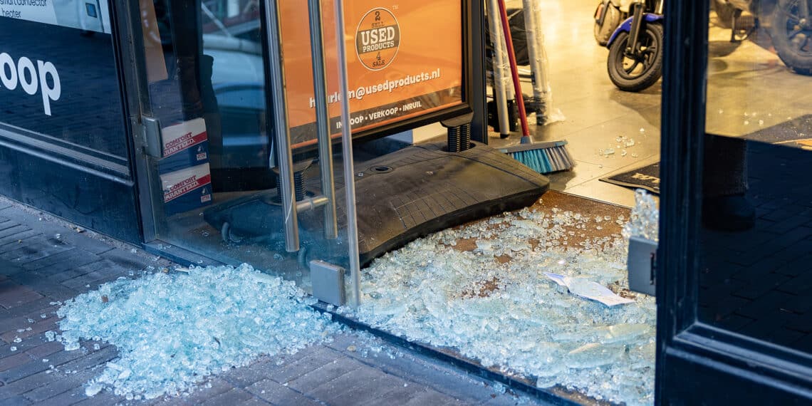 Twee verdachten gevlucht na inbraak bij tweedehands winkel Cronjéstraat