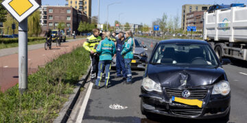 Botsing tussen ambulance en twee auto’s op Amerikaweg