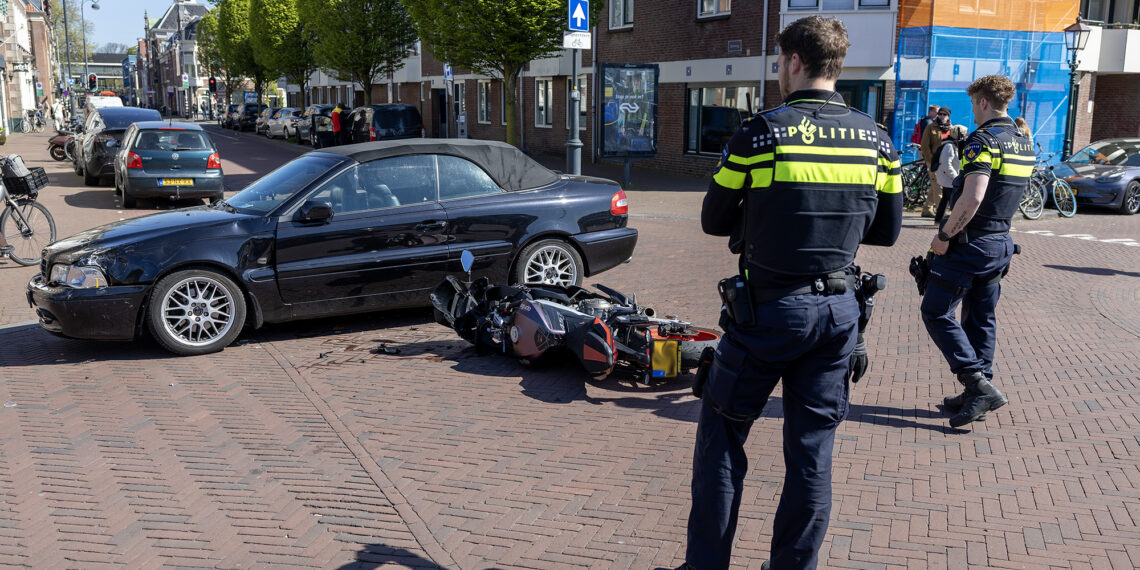 Motorrijder gewond na botsing met auto op Nieuwe Gracht