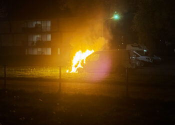 Bedrijfswagen verwoest door brand op parkeerterrein Engelandlaan
